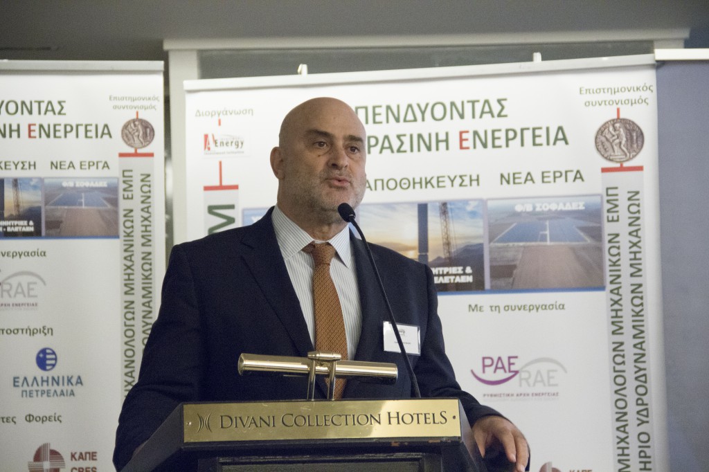 Ομιλίες της ημερίδας, καυκάσιος με κουστούμι, γραβάτα, ομιλεί στο βήμα του συνεδρίου a-energy. πρόκειται για τον κ. Γιώργο Νούνεση