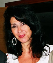 Αιολικό Πάρκο Κύθνου. Η κα Άντα Σεϊμανίδη, γυναίκα καυκάσια με μακριά μαύρα μαλλιά και ζεστό χαμόγελο 