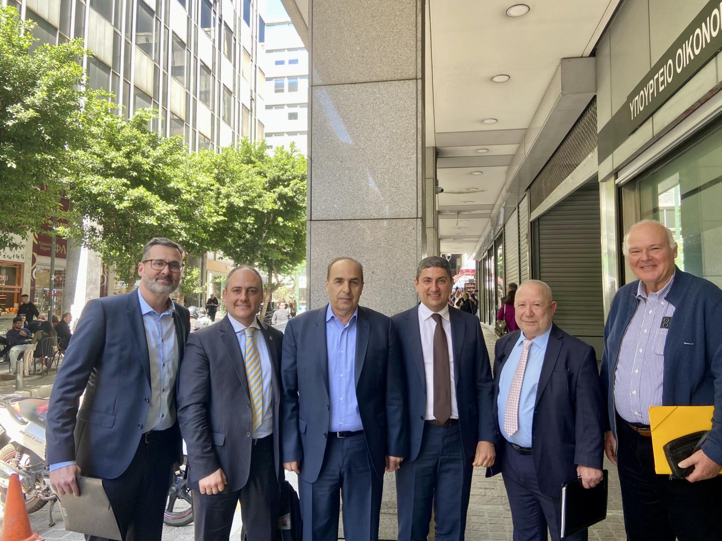 στιγμιότυπο από την συνάντηση εργασίας ποιυ πραγματοποιήθηκε  στο υπουργείο Ανάπτυξης με τη συμμετοχή εκπροσώπων του Πανελληνίου Συνδέσμου Επιχειρήσεων Βιομηχανικών Περιοχών, Επιμελητηρίων και της ΕΤΒΑ ΒΙΠΕ.