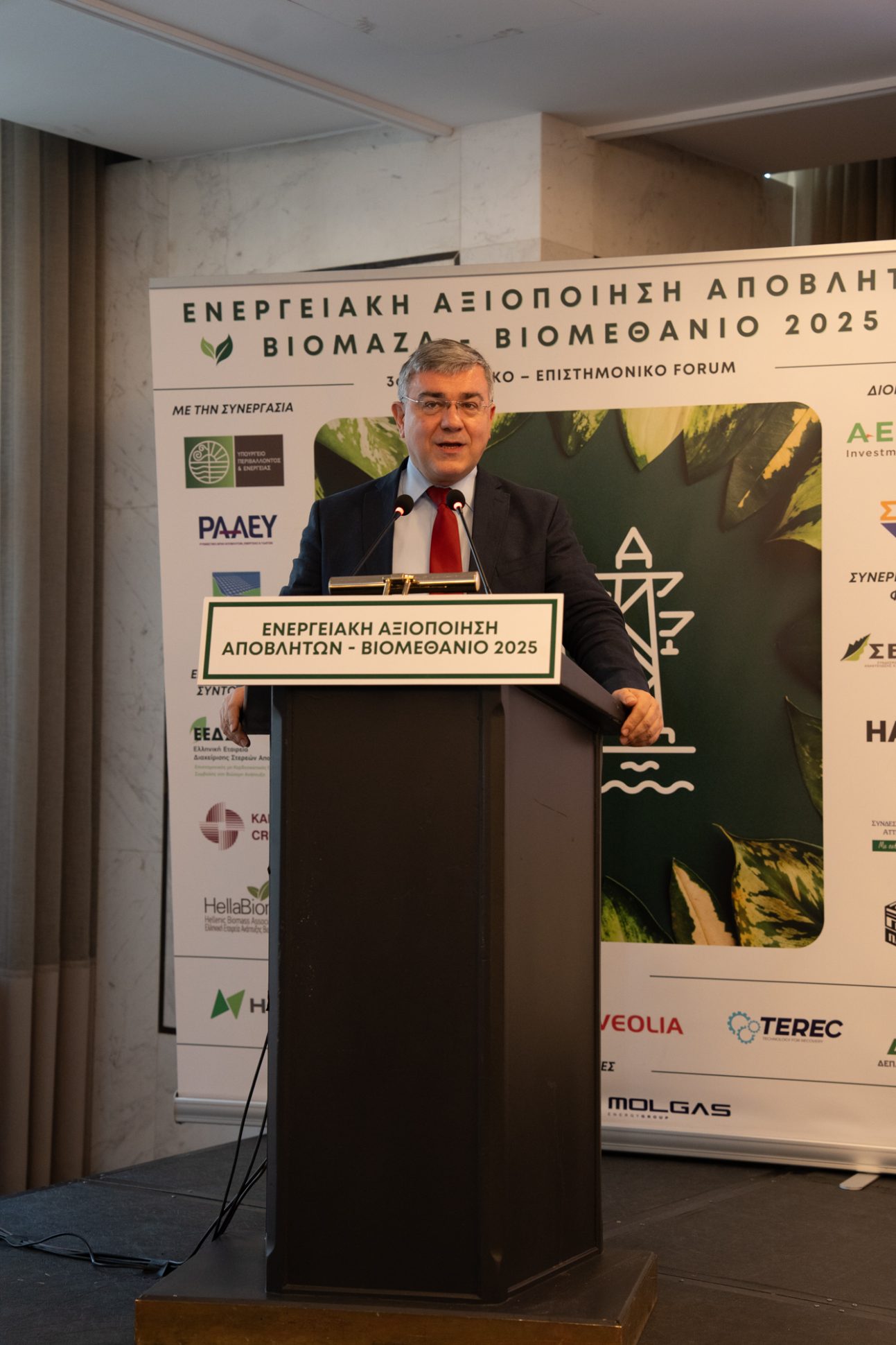 Ο Μανώλης Γραφάκος στο βήμα του συνεδρίου - 3ο Επενδυτικό – Επιστημονικό Forum «Ενεργειακή Αξιοποίηση Αποβλήτων – Βιομάζα – Βιομεθάνιο 2025»