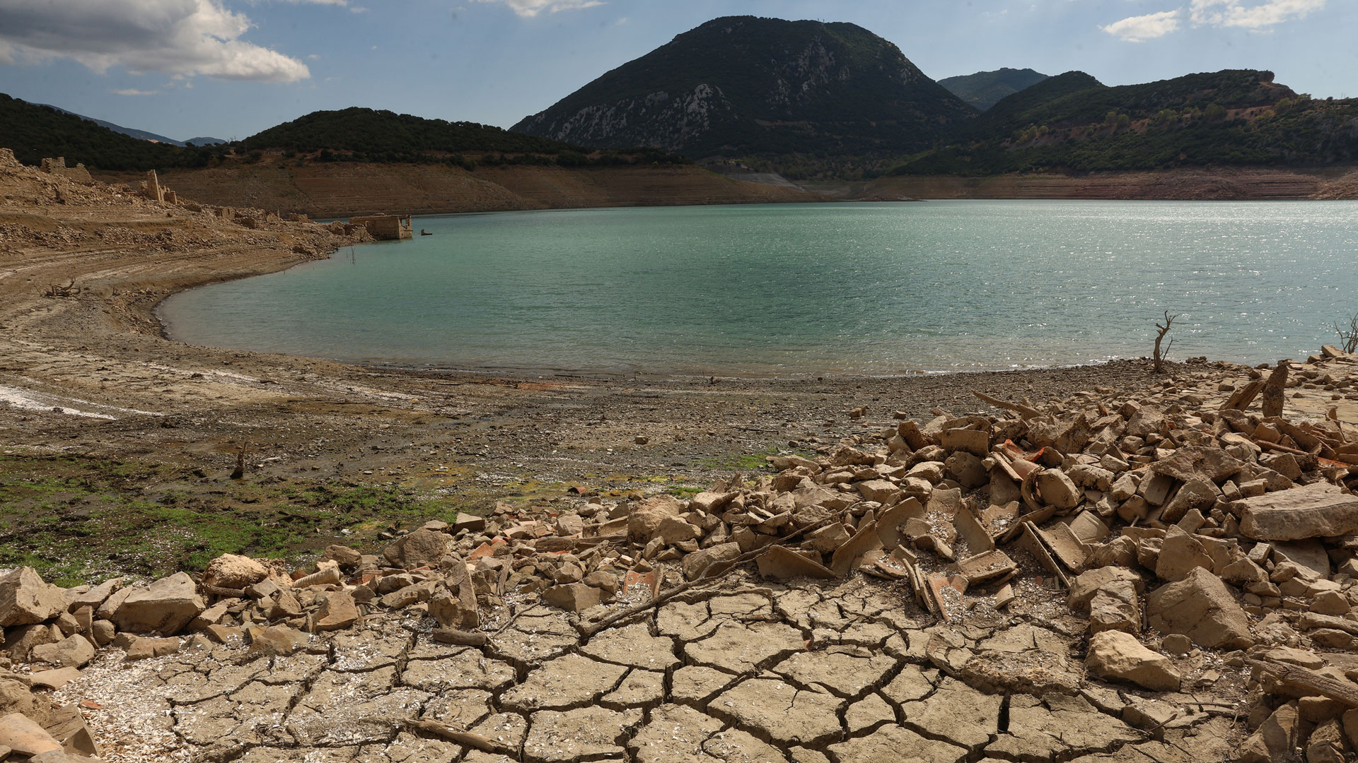 Στην εικόνα φαίνεται μία λίμνη με πολύ χαμηλή στάθμη νερού. Πιθανότατα πρόκειται για μια τεχνητή λίμνη η οποία στερεύει. Η εικόνα αναδεικνύει το τεράστιο πρόβλημα λειψυδρίας και τα περιορισμένα αποθέματα νερού. 