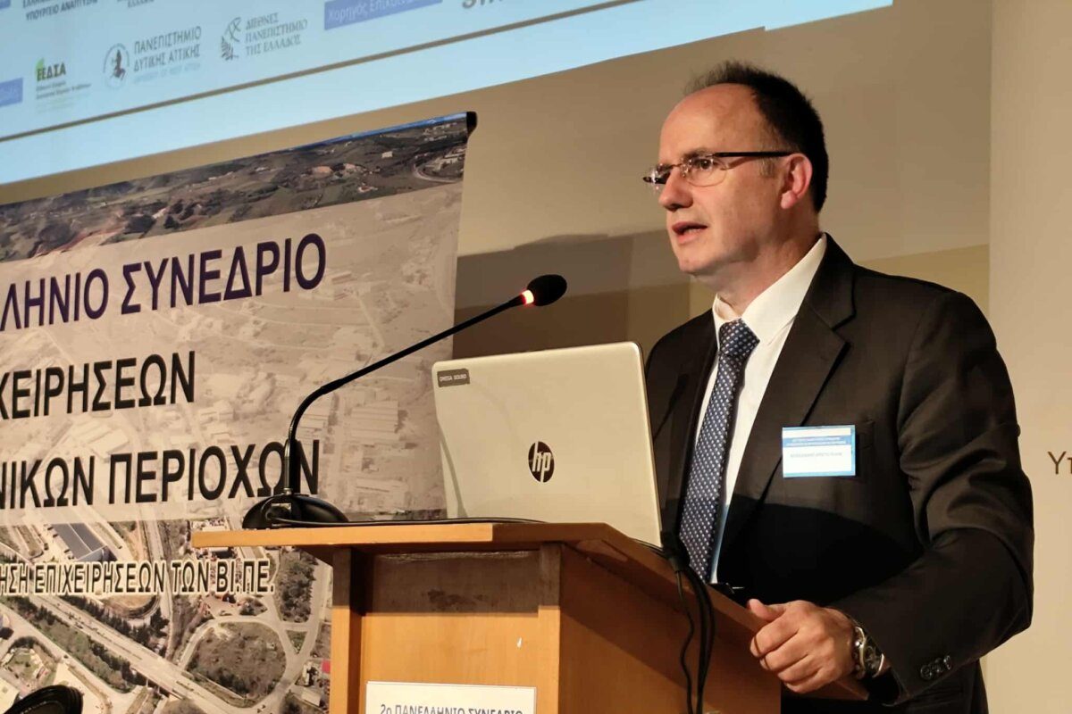 ο Αριστοτέλης Μπασδάνης, Πρόεδρος του Επιμελητηρίου Μαγνησίας στο βήμα του συνεδρίου για τα Βιομηχανικά Πάρκα