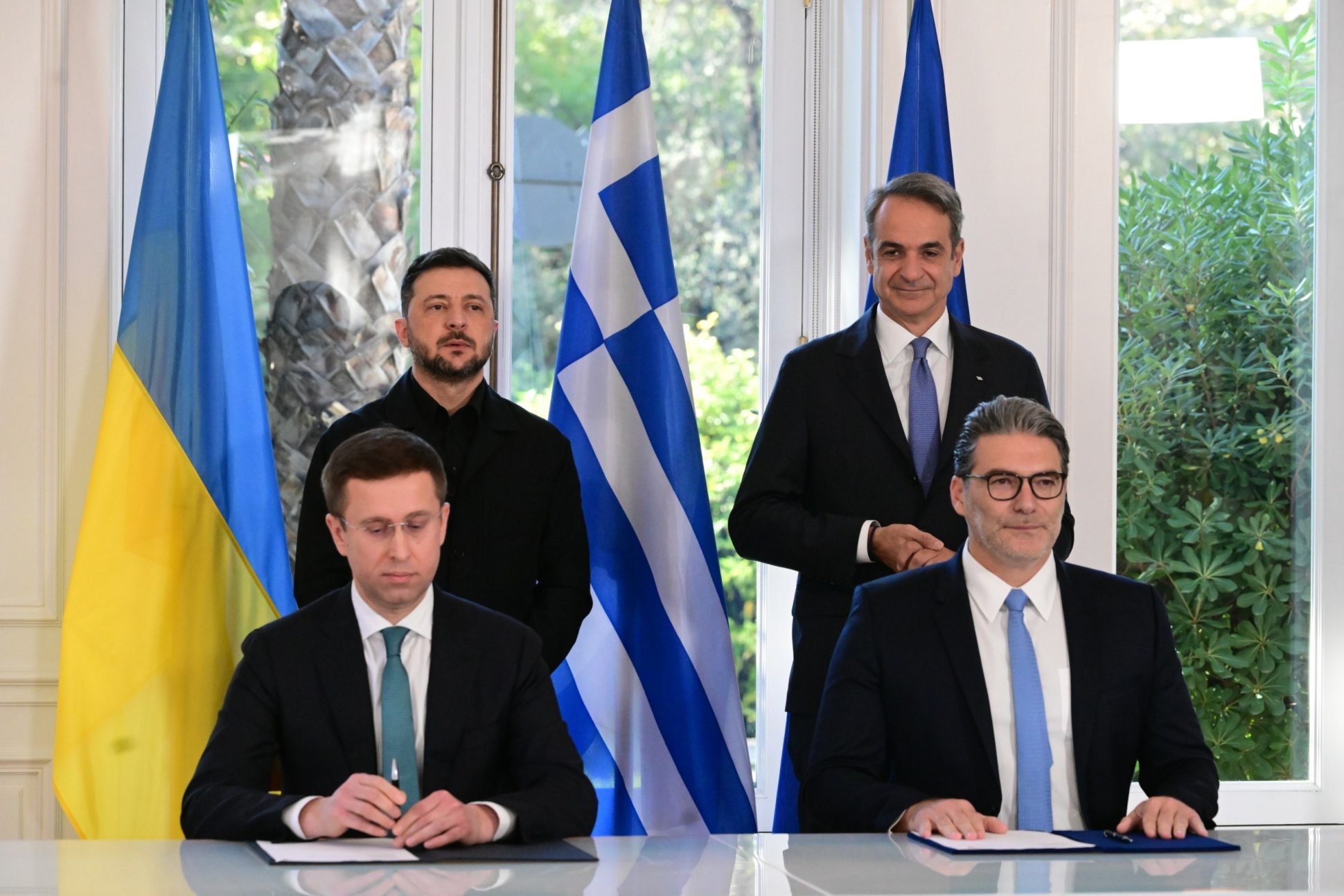 Στο περιθώριο της επίσκεψης του Ουκρανού προέδρου Βολοντίμιρ Ζελένσκι, η ΔΕΠΑ Εμπορίας και η ουκρανική Naftogaz προχώρησαν στην υπογραφή δήλωσης προθέσεων, ανοίγοντας τον δρόμο για την τροφοδοσία της Ουκρανίας με αμερικανικό υγροποιημένο φυσικό αέριο (LNG) από τον Δεκέμβριο του 2025 έως και τον Μάρτιο του 2026.