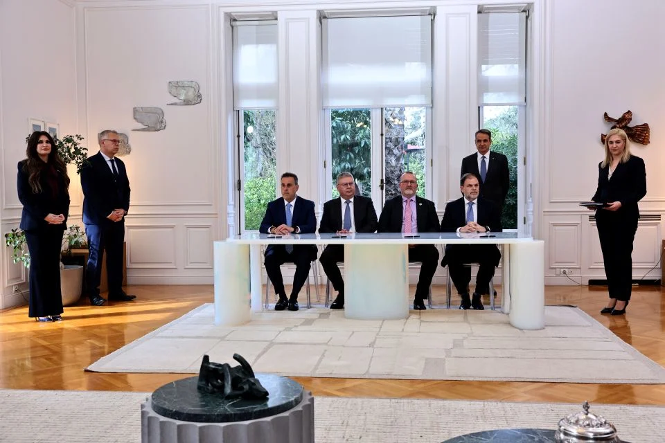 Υπεγράφησαν, παρουσία του πρωθυπουργού Κυριάκου Μητσοτάκη, οι συμβάσεις μίσθωσης τεσσάρων θαλάσσιων περιοχών σε Πελοπόννησο και Κρήτη προς την κοινοπραξία της Chevron και της HelleniQ Energy. Οι συμφωνίες αφορούν τις θαλάσσιες παραχωρήσεις «Νότια Πελοπόννησος», «Α2», «Νότια της Κρήτης I» και «Νότια της Κρήτης II». Τις συμβάσεις υπέγραψε, από την πλευρά της Chevron, ο αντιπρόεδρος Gavin Lewis και για λογαριασμό της HelleniQ Energy ο CEO του ομίλου, Ανδρέας Σιάμισιης. Το ελληνικό Δημόσιο εκπροσώπησαν ο υπουργός Περιβάλλοντος και Ενέργειας, Σταύρος Παπασταύρου, και ο διευθύνων σύμβουλος της Ελληνικής Διαχειριστικής Εταιρείας Υδρογονανθράκων και Ενεργειακών Πόρων, Αριστοφάνης Στεφάτος.