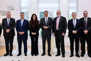 Read more about the article Υπογράφηκαν οι συμφωνίες με Chevron και HelleniQ Energy — διπλασιάζεται η προς έρευνα περιοχή