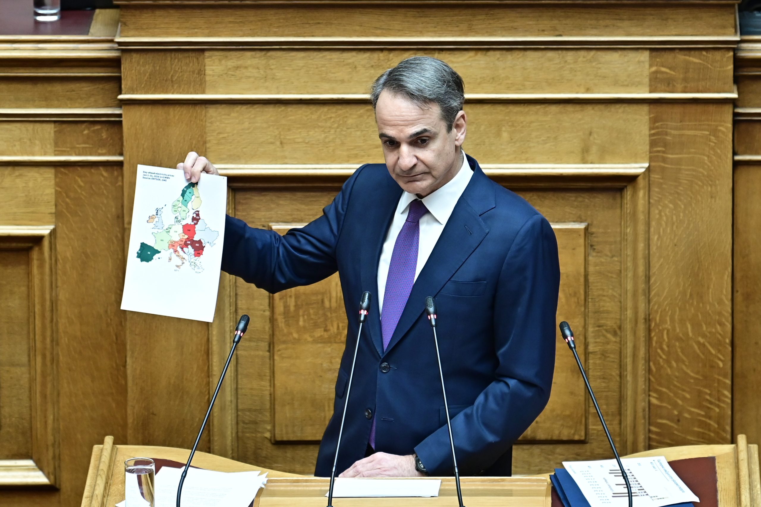 You are currently viewing Τι είπε στη Βουλή ο πρωθυπουργός για ακρίβεια ρεύματος, ΑΔΜΗΕ και ΑΠΕ