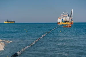 Read more about the article Ηλεκτρική Διασύνδεση Ελλάδας-Κύπρου: Γιατί η είσοδος της Meridiam με 66% επανεκκινεί το έργο – Ποια είναι η Meridiam