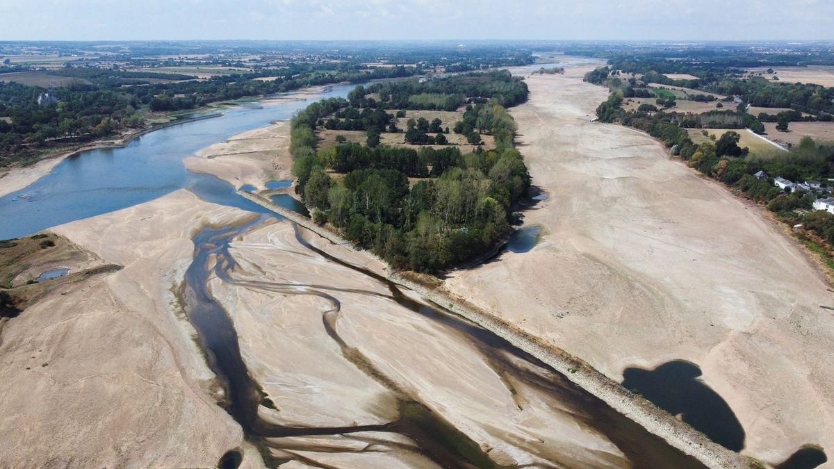Η εικόνα αυτή δείχνει τον ποταμό Λίγηρα (Loire) στη Γαλλία, ο οποίος υπέστη δραματική υποχώρηση των υδάτων του εξαιτίας παρατεταμένης ξηρασίας και ιστορικών καυσώνων.