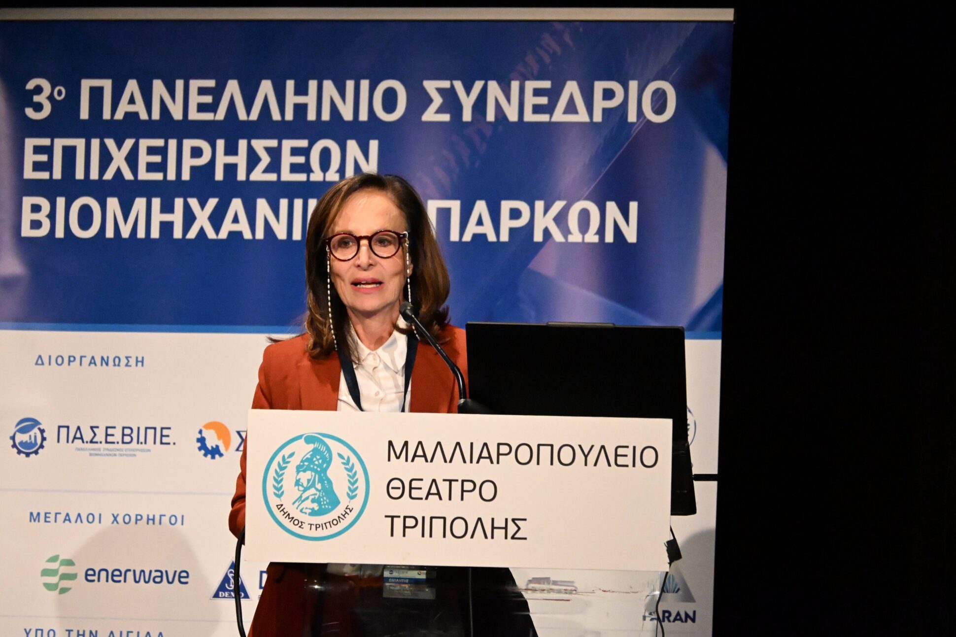 H Άννα Διαμαντοπούλου, μέλος του Πολιτικού Συμβουλίου του ΠΑΣΟΚ – ΚΙΝΑΛ, στο πλαίσιο πρόσφατης ομιλίας της στο 3ο Πανελλήνιο Συνέδριο Επιχειρήσεων Βιομηχανικών Πάρκων.